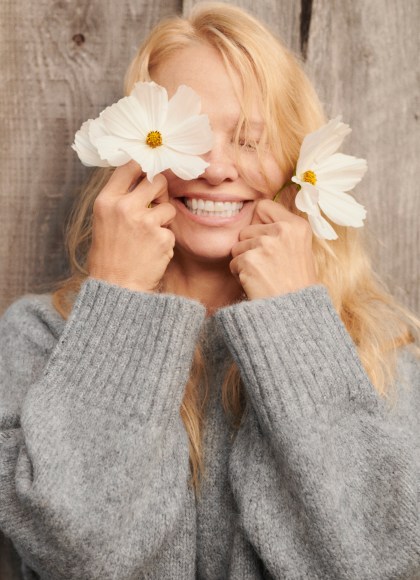 Pamela Anderson with daisies